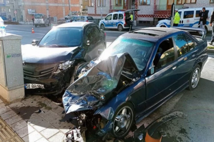 Sivas'ta otomobiller çarpıştı: 2 yaralı