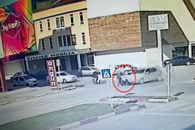 Bursa'da motosikletiyle karşıya geçmek isterken arabanın altında kalıyordu!