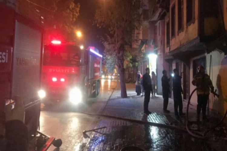 Bursa'da gece yarısı ahşap evde yangın çıktı!