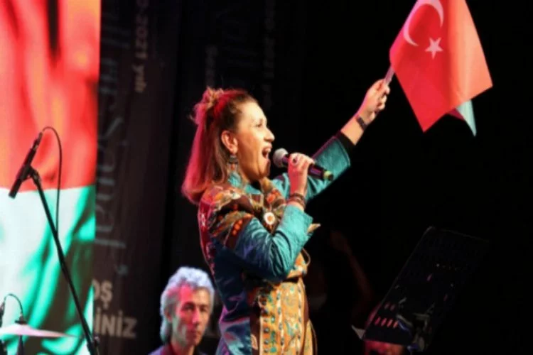Azerin'den Bursa havalimanında arabalı konser