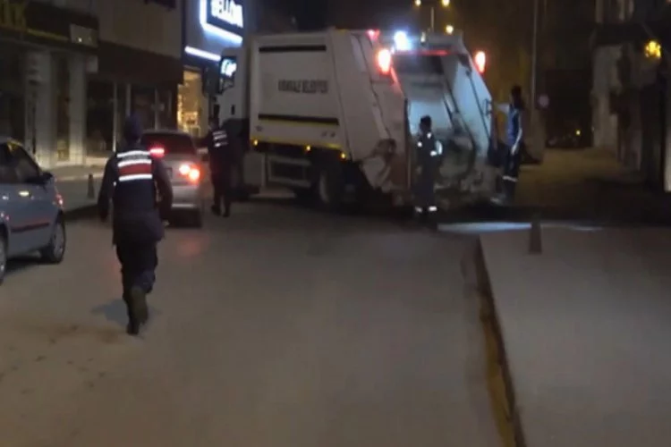 Ceza almamak için kaçan otomobili çöp kamyonu durdurdu!