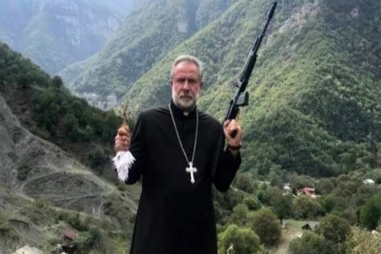 Elinde silah ile Azerbaycan'ı tehdit eden rahip Erivan'a kaçtı