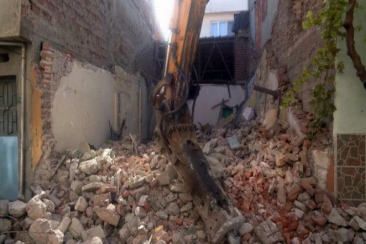 Bursa'da madde bağımlılarının mesken tuttuğu metruk bina yıkıldı!