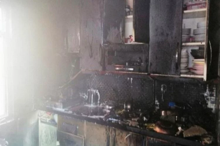 Karabük'te mutfakta çıkan yangında anne ile kızı yaralandı