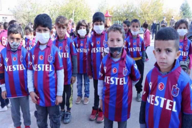 Trabzonspor'dan Diyarbakır'daki öğrencilere forma