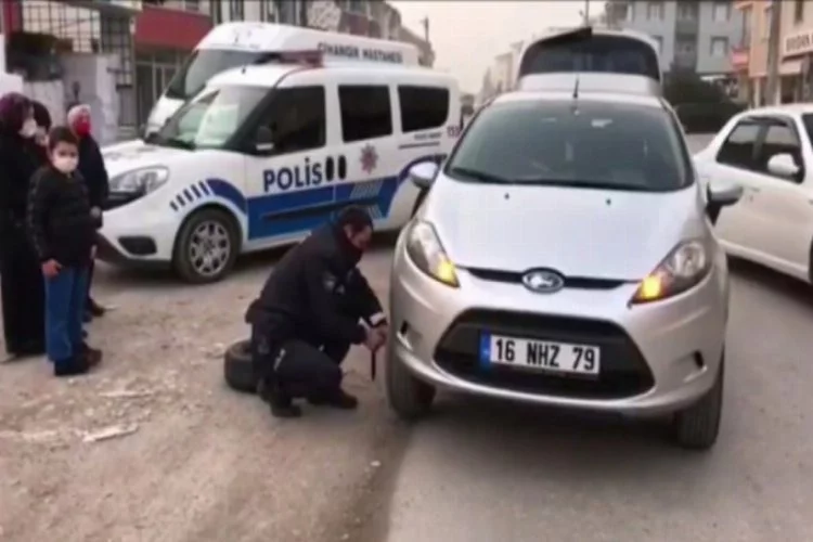 Bursa'da yolda kalan sürücünün yardımına polis koştu!