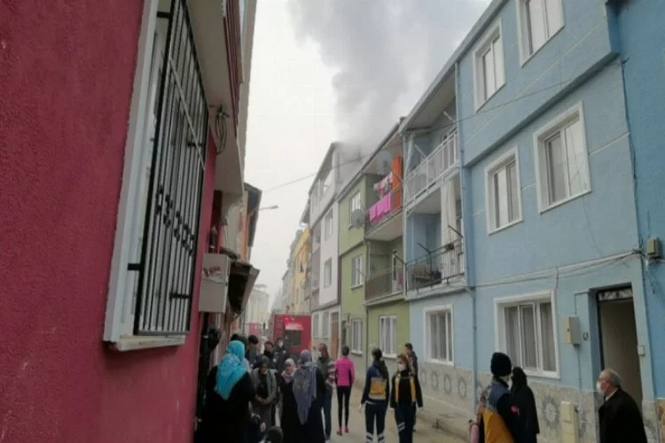 Bursa'da apartmandaki yangın mahalleliyi sokağa döktü!