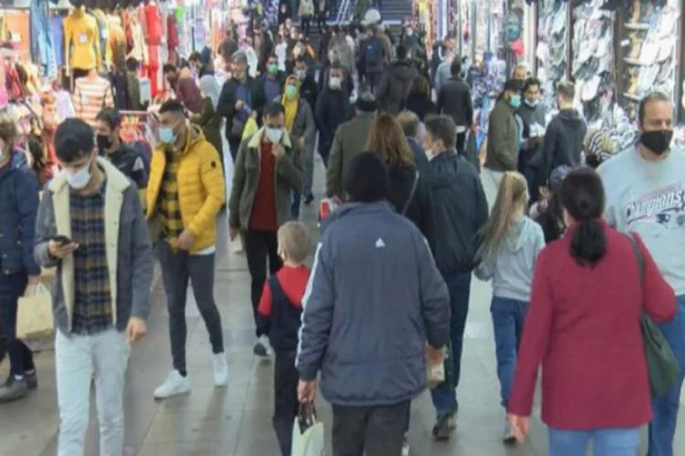 Sokağa çıkma kısıtlaması öncesinde Eminönü'nde alışveriş yoğunluğu