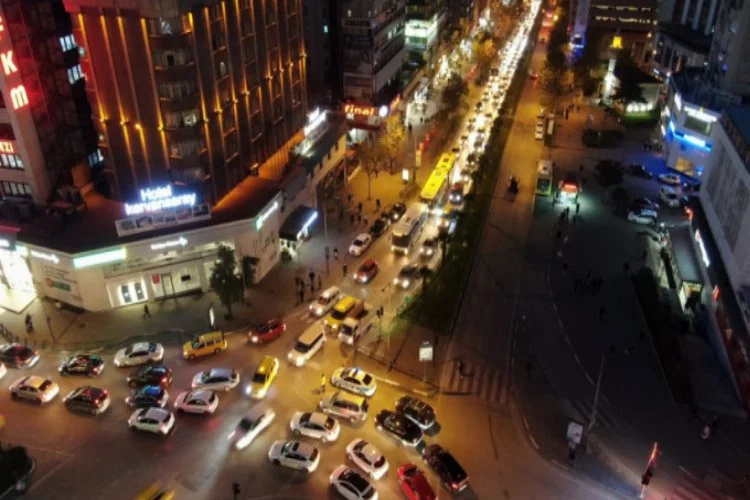 Bursa'da kısıtlamaya saatler kala oluşan trafik yoğunluğuna drone'lu denetim