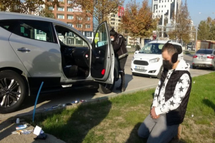 Bursa'da kısıtlamayı ihlal etti, otomobilinden uyuşturucu çıktı