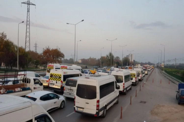 Bursa'da sokağa çıkma kısıtlamasında araç kuyruğu