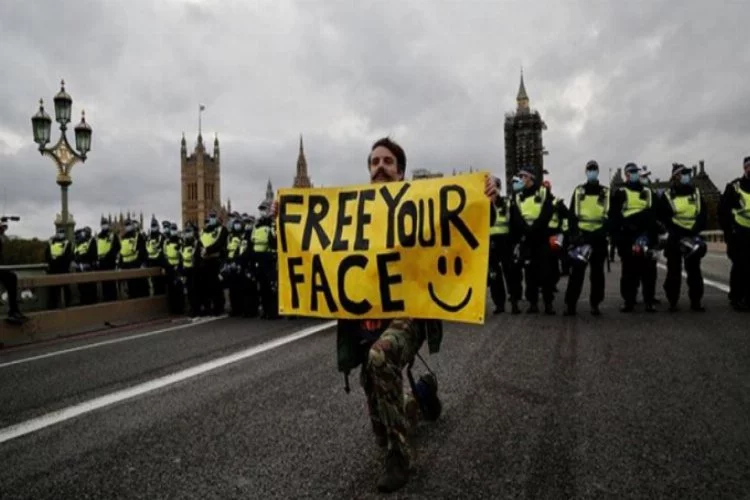 İngiltere'de aşı protesto edildi