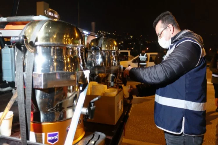 Bursa'da iş insanı sokağa çıkma kısıtlamasında görevli polislere çorba dağıttı