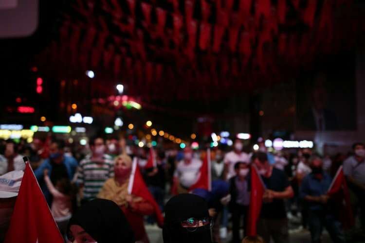 Bursa'da vatandaşlar meydanlara akın etti