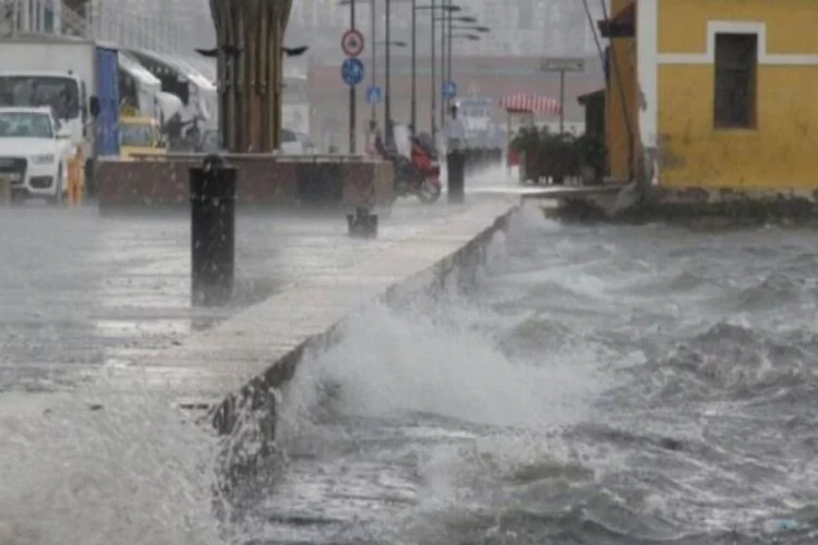 Yağışlar İzmir ve Antalya'da felakete dönüştü!