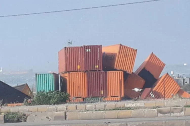 İskenderun'da fırtına konteynerlerı devrildi