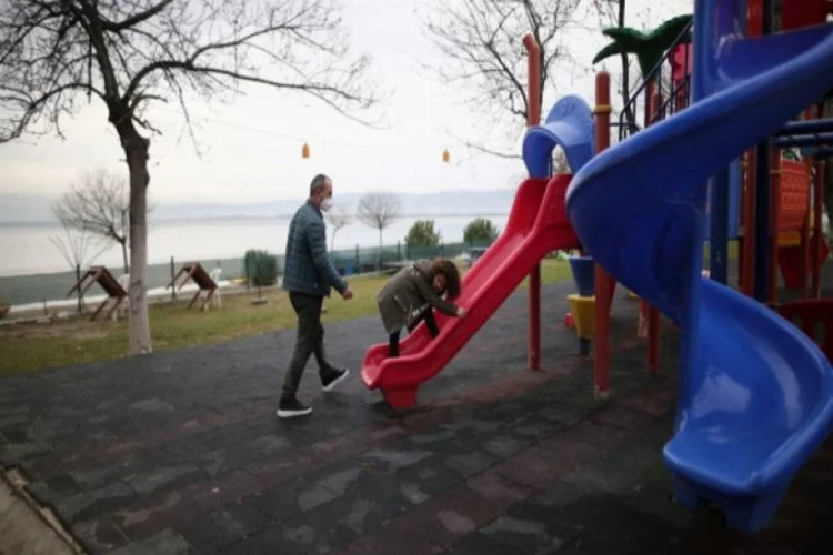 Bursa'da minik Ecem ve babası soluğu çocuk parkında aldı