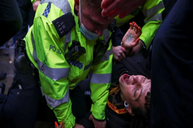 İngiltere'de polis aşı karşıtı gösteriye müdahale etti!