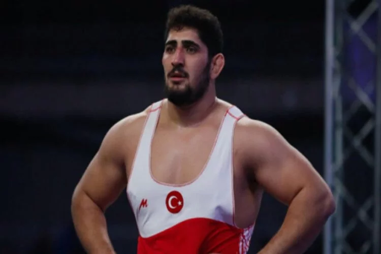Milli güreşçi Osman Yıldırım, gümüş madalya kazandı