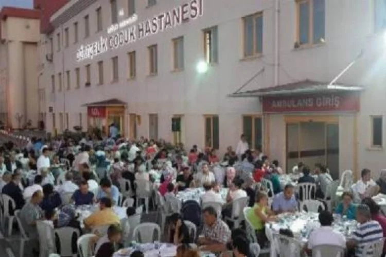 Bursa'daki hastane bahçesindeki iftara tepkiler dinmek bilmiyor