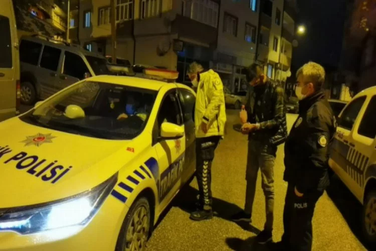 Bursa'da kısıtlamada otomobille gezen ehliyetsiz sürücü ve 2 arkadaşına ceza yağdı!