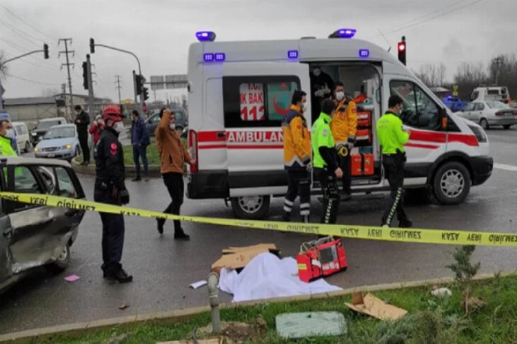 Ambulans ile otomobil kavşakta çarpıştı: 1 ölü, 2 yaralı