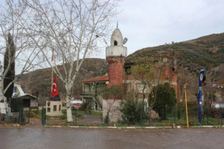 Bursa'da köyün meydanındaki camisiz minareye büyük ilgi!
