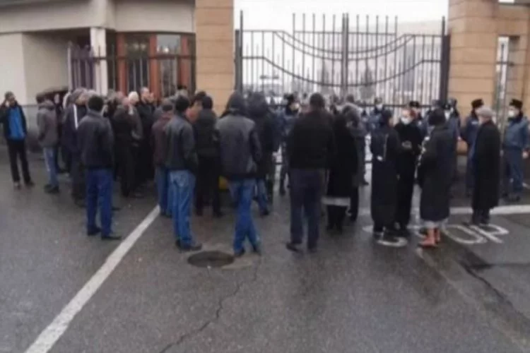 Ermenistan Savunma Bakanlığı'nın kapısını kırıp binaya girdiler