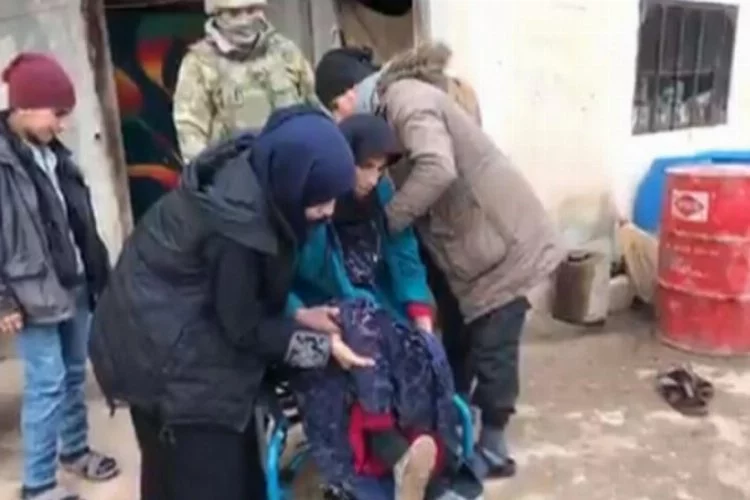 Barış Pınarı bölgesindeki mehmetçikten yaşlı kadına tekerlekli sandalye
