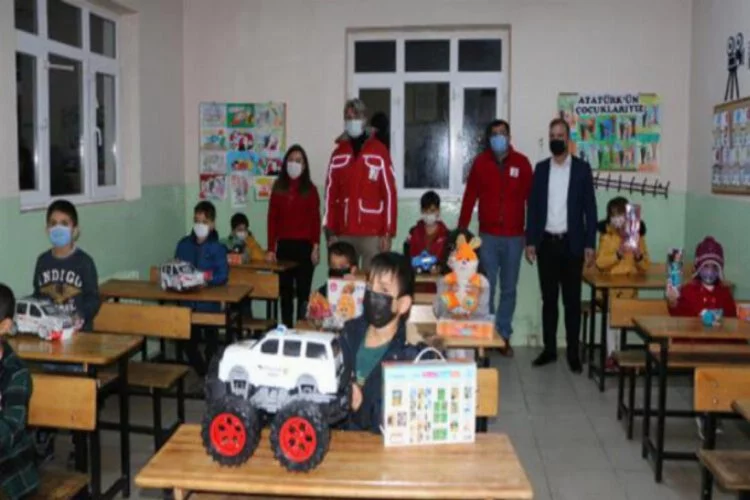 Kızılay'dan Şırnaklı 300 öğrenciye, eğitim seti ve oyuncak