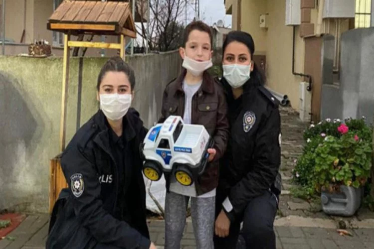 Polislerden engelli Yiğit'e doğum günü sürprizi