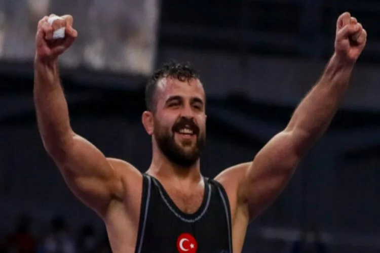 Milli güreşçi Kotanoğlu, Dünya Kupası'nda gümüş madalya kazandı