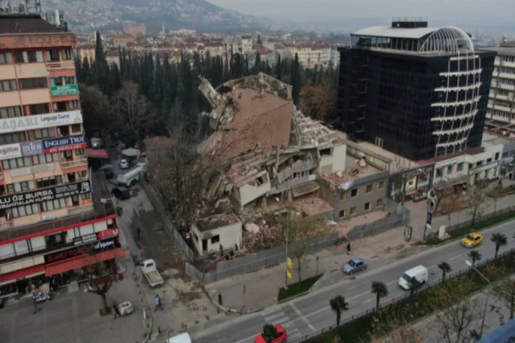 Bursa'da emniyet binasındaki yıkımın büyüklüğü havadan görüntülendi