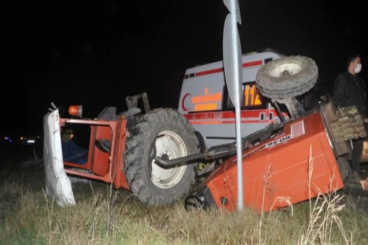 Hafif ticari araç traktöre çarptı