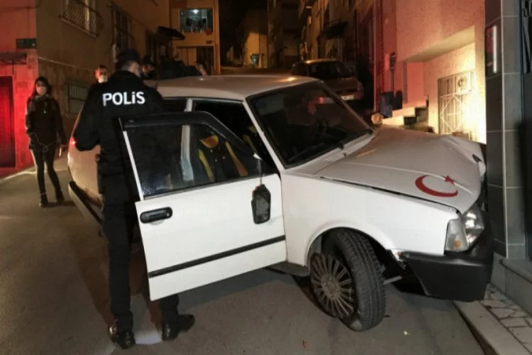 Bursa'da polisten kaçarken otomobiliyle evin duvarına çarptı!