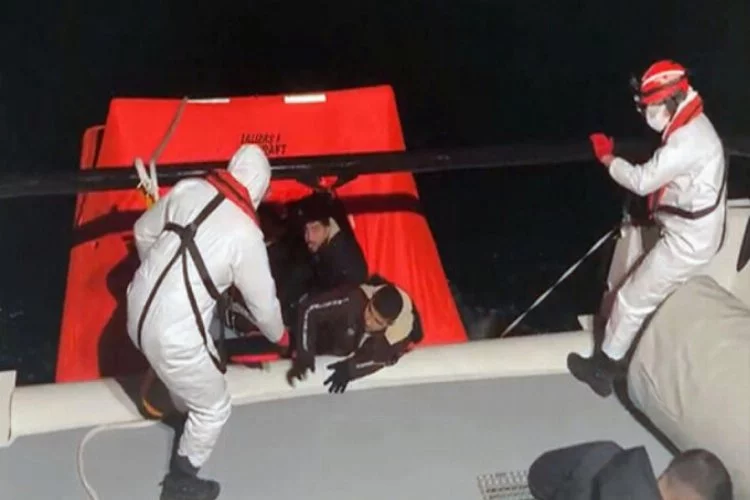 Türk kara sularına itilen 26 sığınmacı kurtarıldı