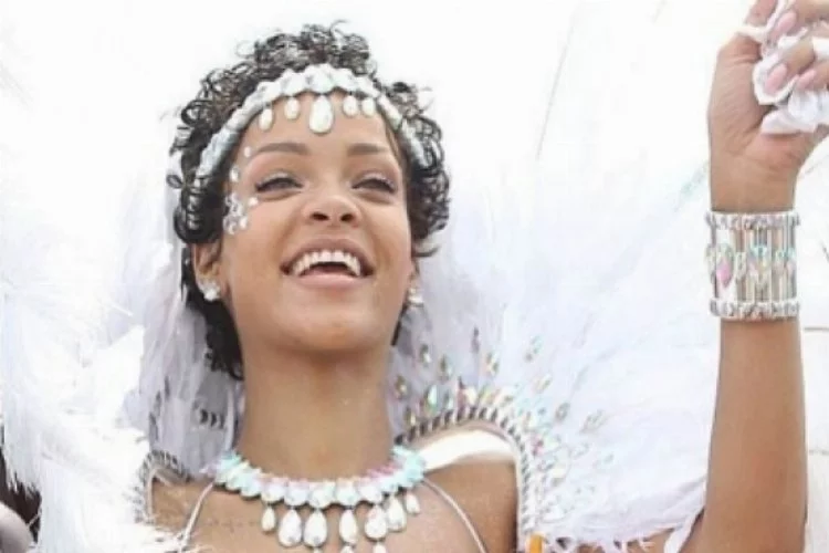Rihanna'nın seksi kıyafeti festivali karıştırdı