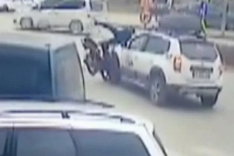 Bursa'da cip ile motosikletin çarpıştığı kaza kamerada