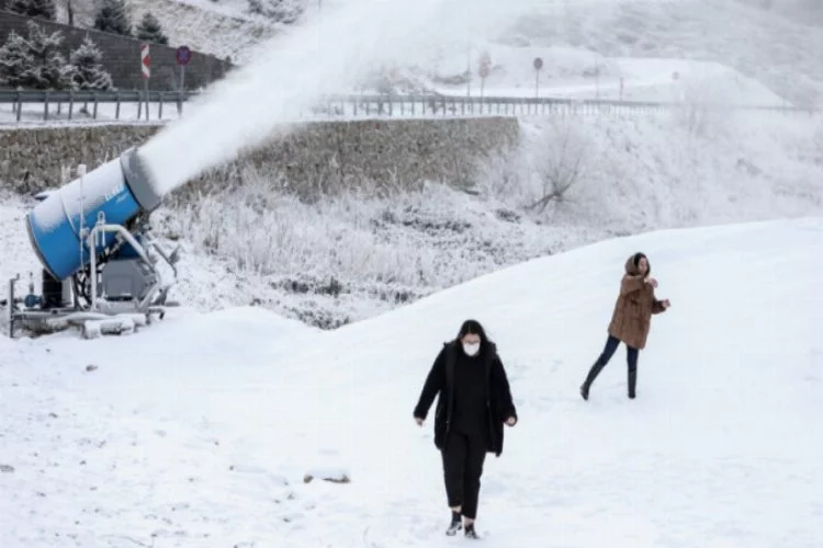 Bursa'da "Beyaz örtüye hasret" Uludağ'da pistlere suni kar desteği