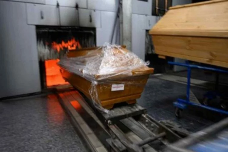 Almanya'da cansız bedenler krematoryumda yakılmaya başlandı