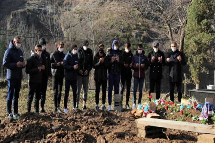 Abdullah Avcı ve futbolculardan Özkan Sümer'in mezarına ziyaret