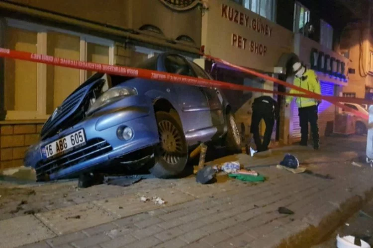 Bursa'da kısıtlamayı delen alkollü sürücü durakta bekleyen kadına çarptı!