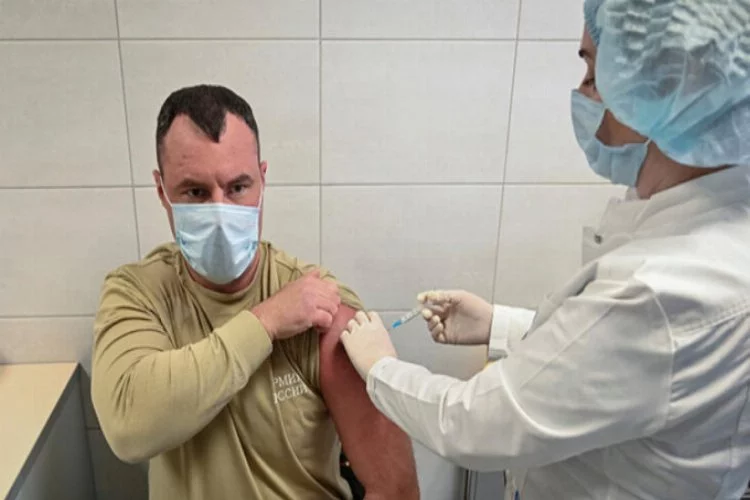 Rusya'da toplu aşıya rağmen koronavirüs salgını tırmanıyor