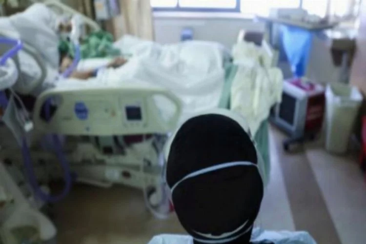 Kovid-19 hastası, oda arkadaşını "dua ettiği için" oksijen tüpüyle öldürdü