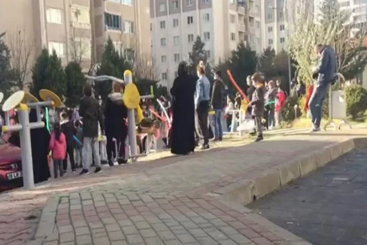 Bursa'da koronavirüse rağmen parkta çocuklarla etkinlik kamerada