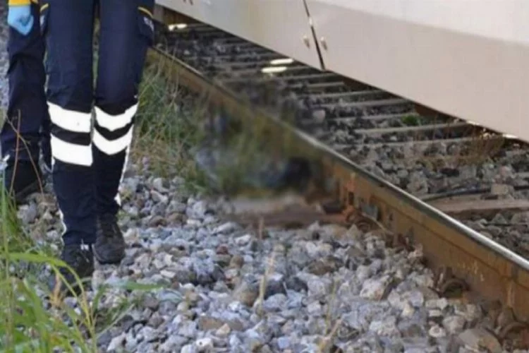 Yolcu treninin çarptığı kişi hayatını kaybetti