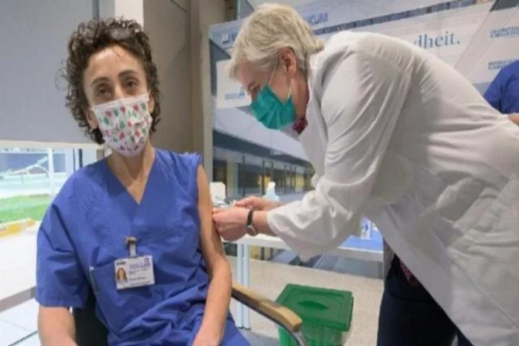 BioNTech koronavirüs aşısı olan ilk Türk 'Zeynep Hemşire' oldu