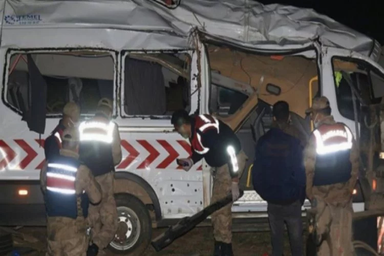 Sağlık personelini taşıyan minibüs devrildi: 1 ölü, 12 yaralı