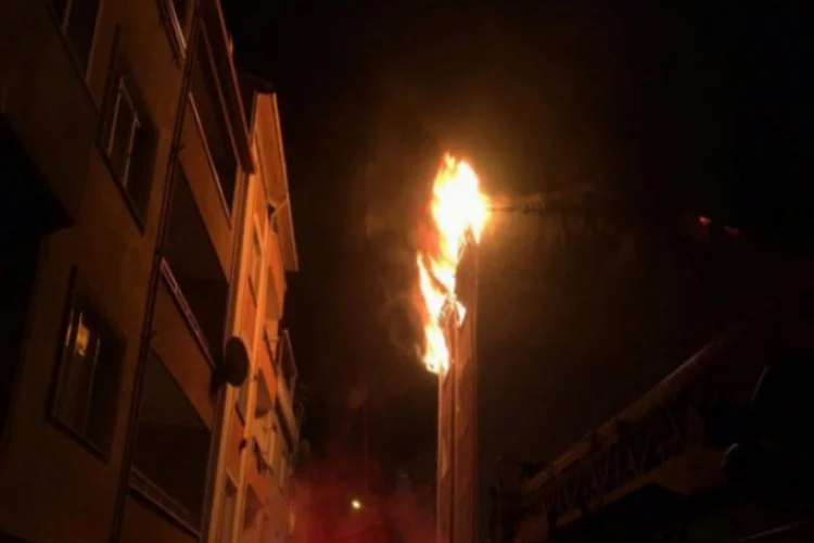 Bursa'da bir apartman dairesi alev alev yandı
