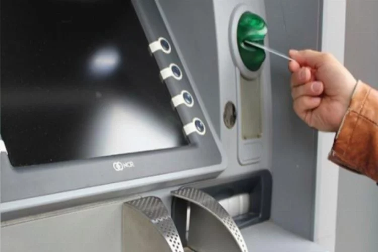 ATM'ler 65 yaş üstünün kredi kartlarını yutmaya mı başladı?